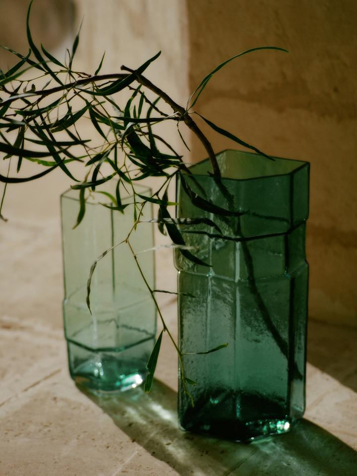 Entdecken Sie die Muro Vase H38 von Ferm Living – eine stilvolle, handgefertigte Vase aus recyceltem Glas, die Eleganz und Umweltbewusstsein vereint.