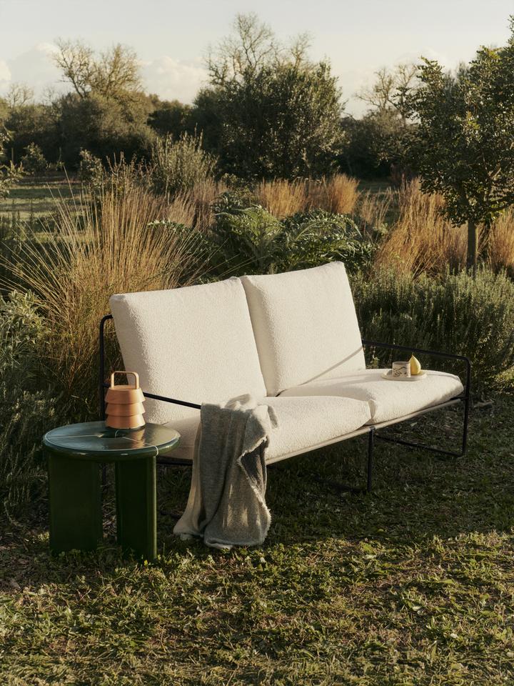 Entdecken Sie den Deya Beistelltisch Ø47 von Ferm Living – ein elegantes Designstück aus Faserbeton, ideal für drinnen und draußen.
