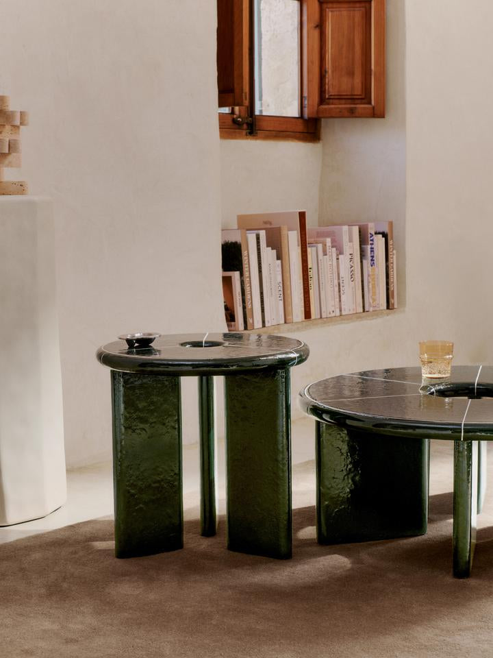 Erleben Sie den Deya Beistelltisch Ø47 von Ferm Living – ein stilvolles Möbelstück aus hochwertigem Faserbeton, perfekt für jeden Raum.