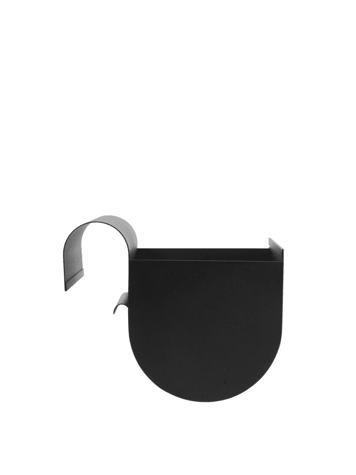 Entdecken Sie die stilvolle Uma Balkonbox von Ferm Living – ideal für kreative Pflanzengestaltung auf Ihrem Balkon, langlebig und elegant.