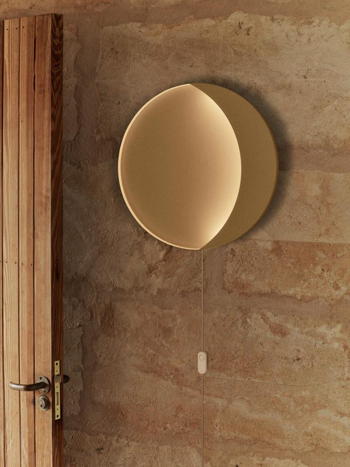 Entdecken Sie die Neba Wandleuchte von Ferm Living – ein elegantes Designstück, das sanftes Licht und Poesie ins Kinderzimmer bringt.