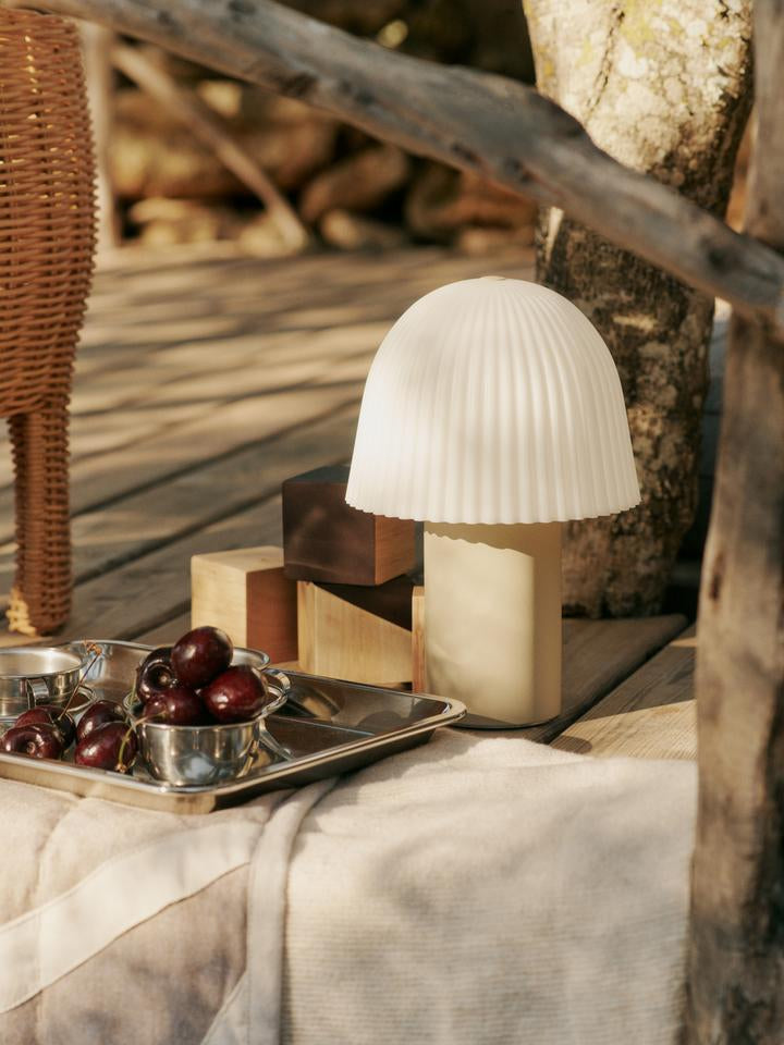 Entdecken Sie die Frill Tragbare Lampe von Ferm Living – eine stilvolle Tischleuchte für das Kinderzimmer, die Funktionalität und Design vereint.