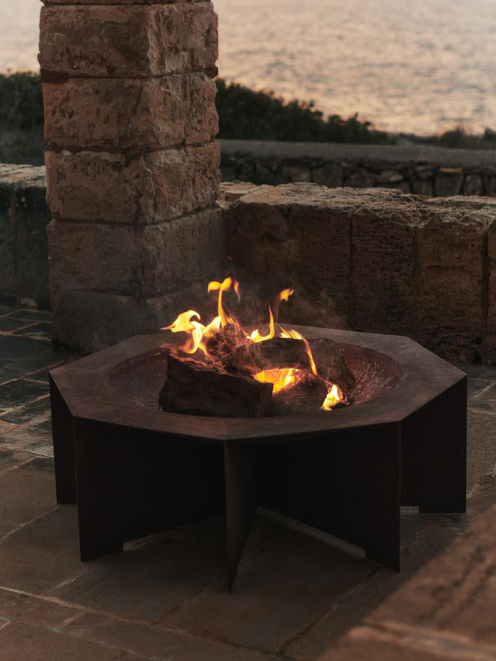 Entdecken Sie die Otte Feuerstelle von Ferm Living – ein elegantes, achteckiges Design aus Cortenstahl, das Wärme und Stil in Ihren Garten bringt.