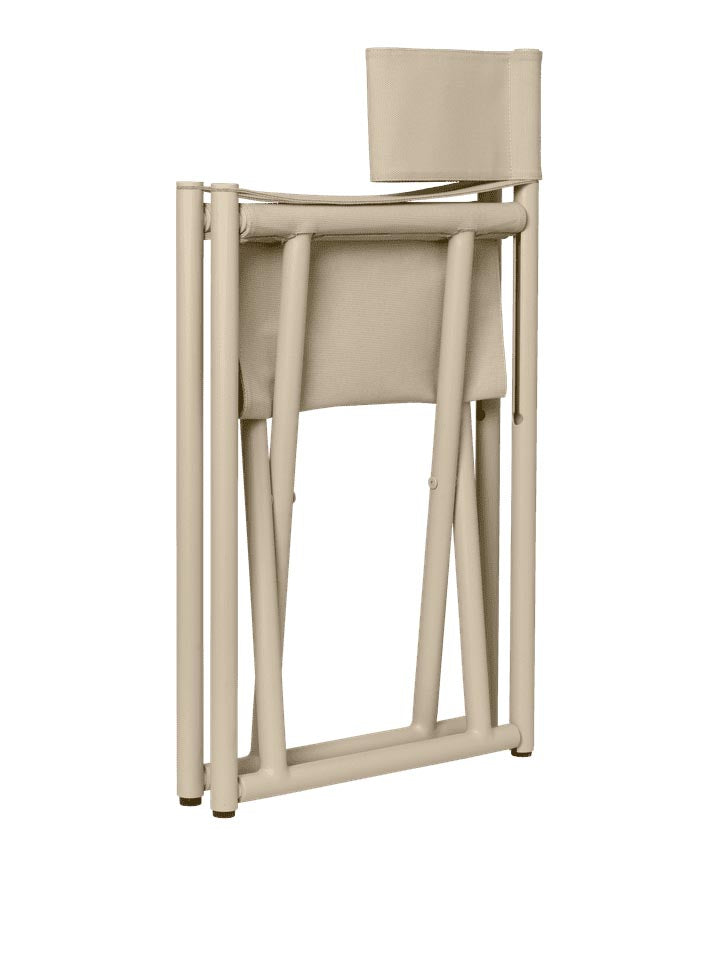 Entdecken Sie den Voya Klappstuhl von Ferm Living – ein stilvoller Gartenstuhl mit Armlehnen, ideal für entspannte Stunden im Freien.
