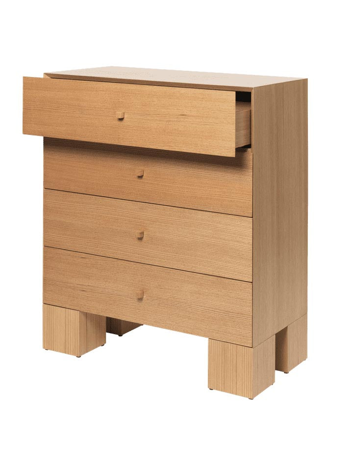 Elegante Kuben Kommode 1x4 von Ferm Living, die durch ihr modernes Design und vielseitige Nutzungsmöglichkeiten besticht.