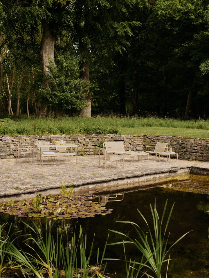 Entdecken Sie den Dapple Lounge 2-Sitzer von Ferm Living – stilvolles Design und Komfort für Ihren Außenbereich. Wetterfest und elegant!