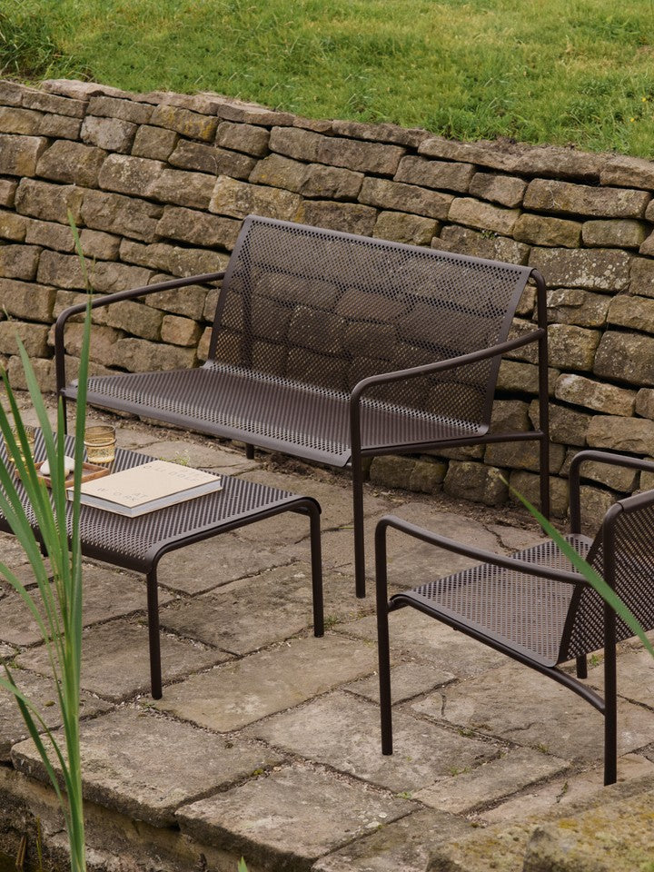 Entdecken Sie den Dapple Loungetisch 114 x 57 von Ferm Living – ein eleganter und robuster Tisch für Ihren Außenbereich, ideal für stilvolle Akzente.