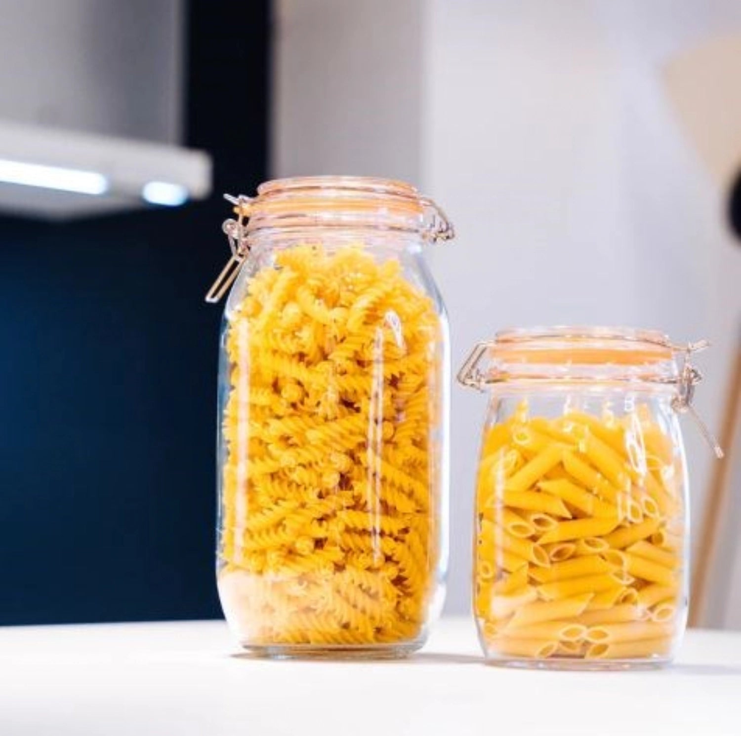 Praktisches 1.55l Aufbewahrungsglas mit Bügelverschluss von Tala, perfekt für die Aufbewahrung von Trockenlebensmitteln und Gewürzen.
