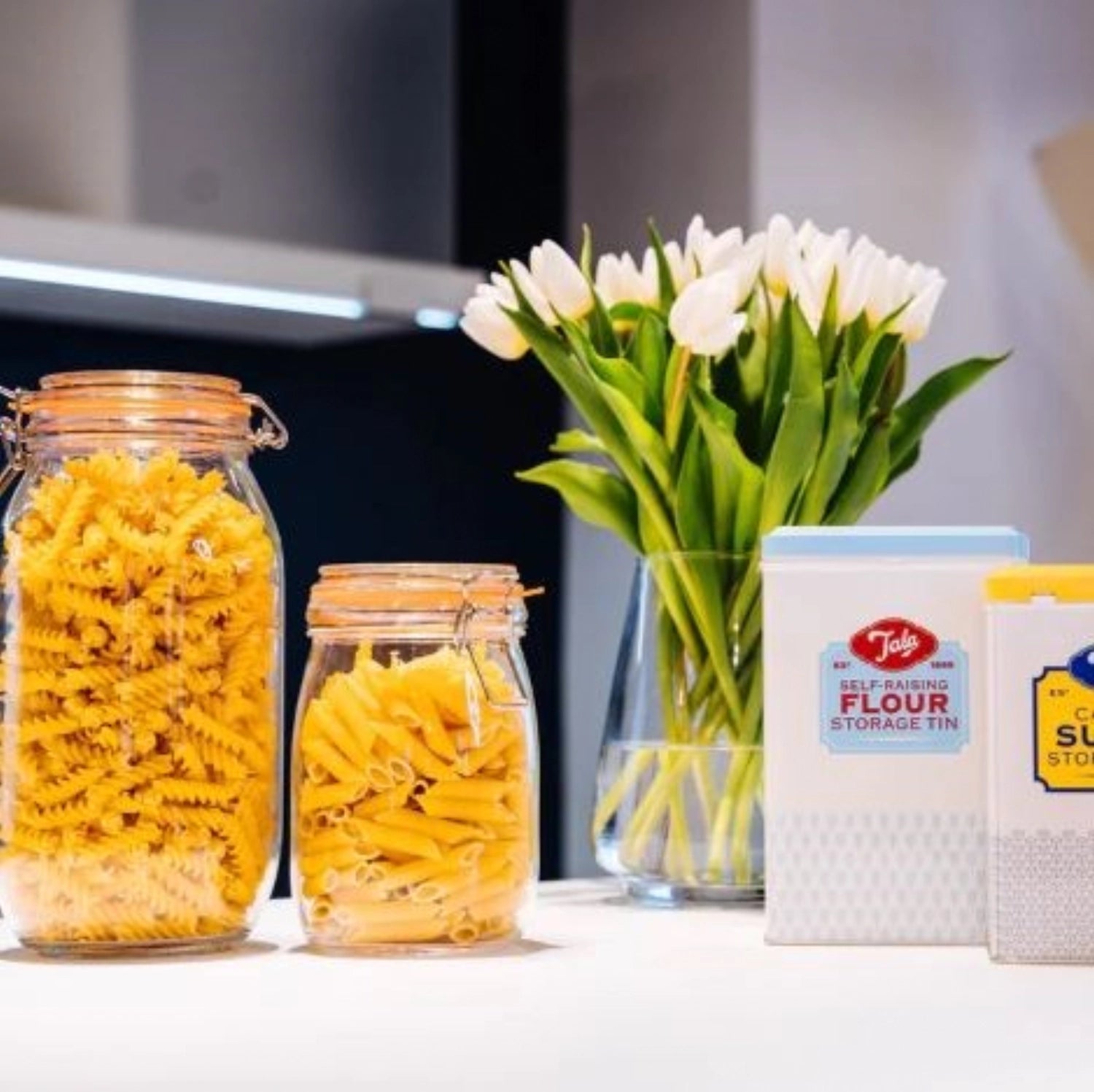 Praktisches 1 Liter Glas mit Bügelverschluss von Tala, perfekt für die Aufbewahrung von Vorräten, Snacks und Gewürzen in der Küche.