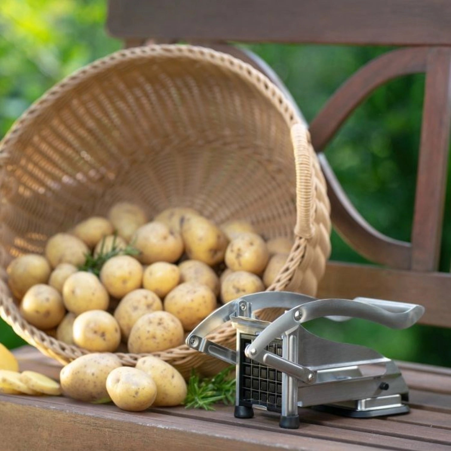 Praktischer Pommesschneider Pomfri-Perfekt von Westmark, 25x10x13cm, für gleichmäßige Pommes frites, benutzerfreundlich und langlebig.