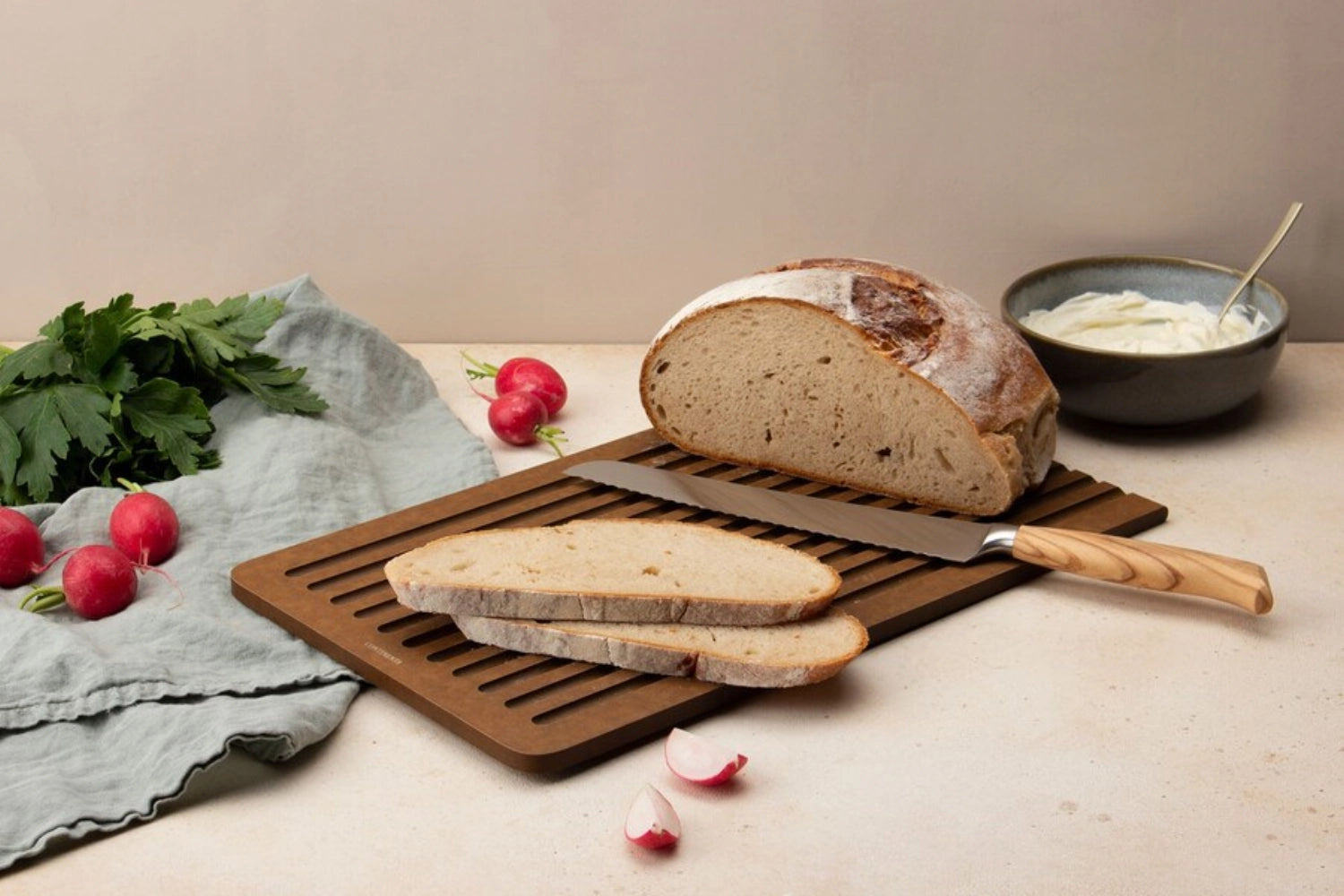 Duracore Brotschneidebrett mit Saftrille in Braun, 38.5x27x0.9cm, ideal für präzises Schneiden und Servieren von Brot und anderen Lebensmitteln.