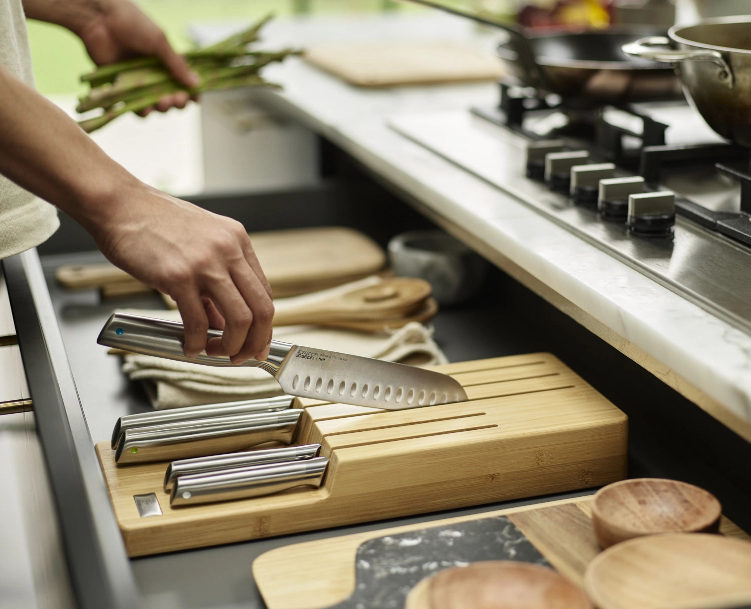 Moderner Messerblock aus Bambus mit fünf Elevate Steel Messern von Joseph Joseph, perfekt für eine praktische und ansprechende Küchenaufbewahrung.
