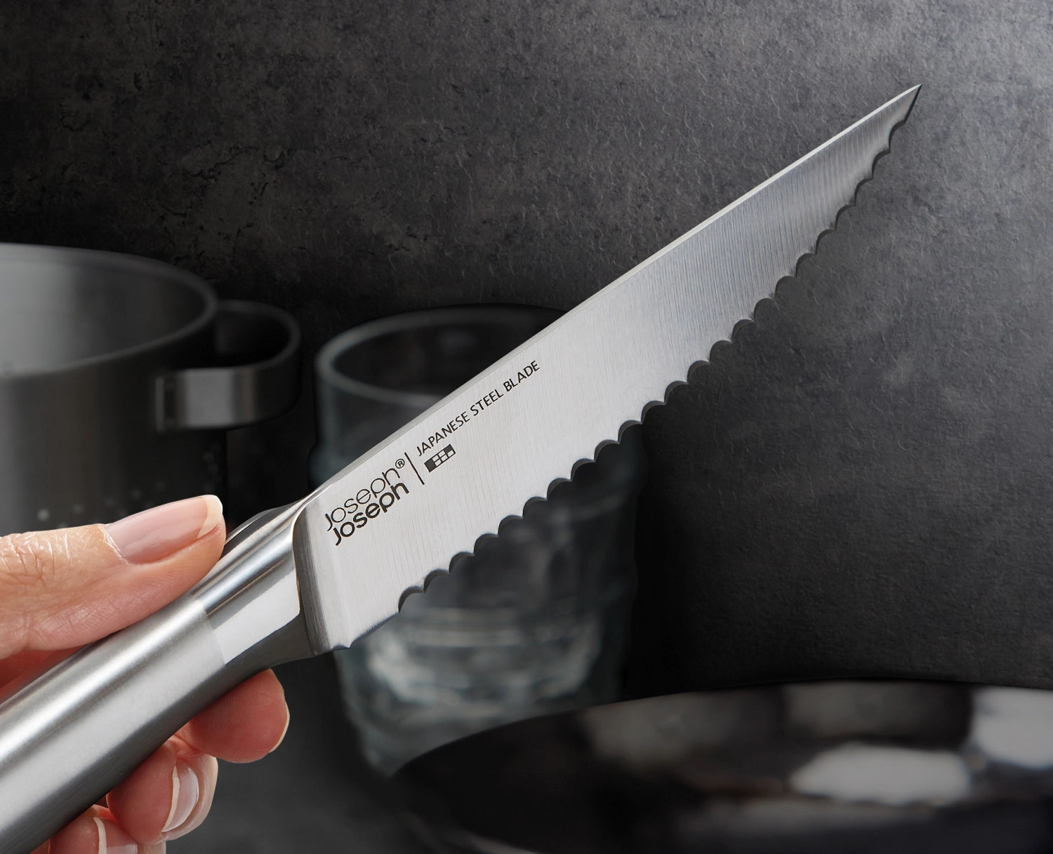 Eleganter Messerblock aus hochwertigem Bambus mit fünf Elevate Steel Messern von Joseph Joseph, ideal für stilvolle und funktionale Küchenorganisation.