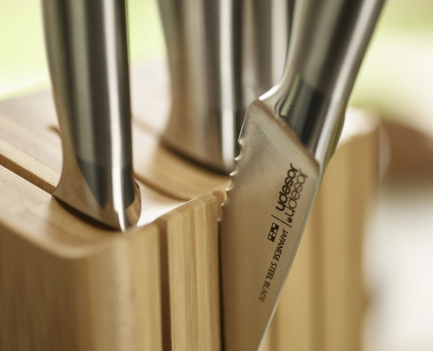 Eleganter Messerblock Elevate Steel von Joseph Joseph, 5-teilig, aus hochwertigem Bambus, ideal für moderne Küchen und stilvolle Aufbewahrung.