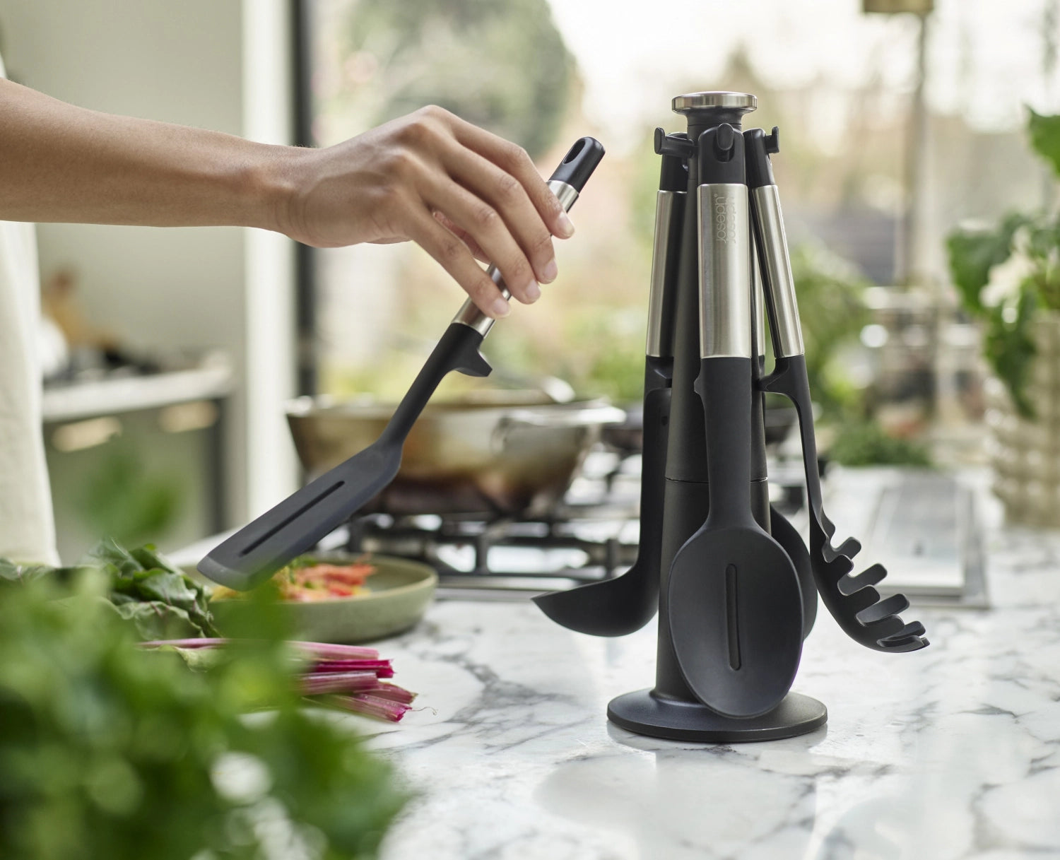 Elegantes 5-teiliges Kochlöffelset aus Silikon und Stahl von Joseph Joseph, perfekt für müheloses Kochen und stilvolle Küchenorganisation.