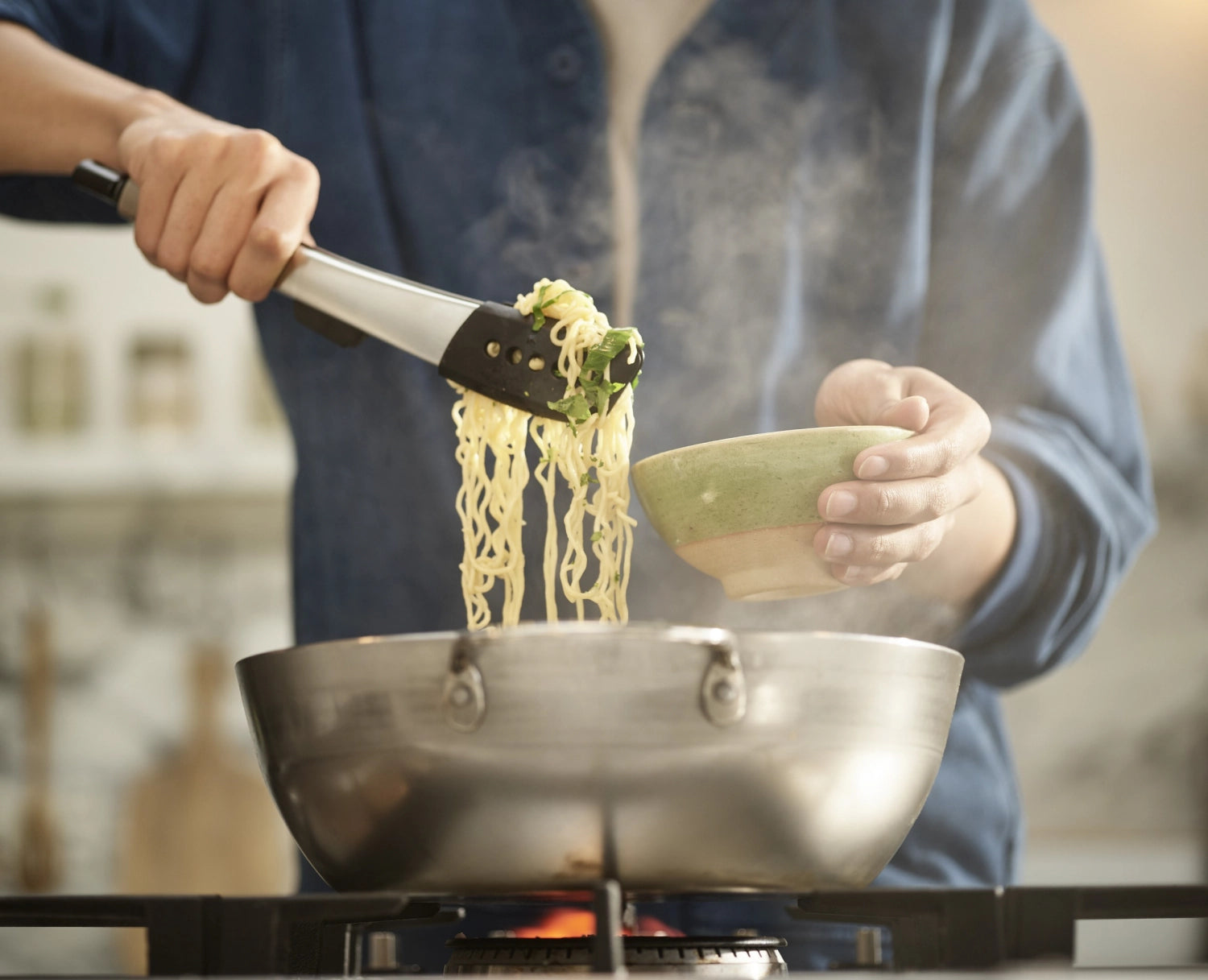 Praktisches 2er Set Silikonzangen von Joseph Joseph, perfekt für vielseitige Küchenanwendungen, mit ergonomischem Design und hitzebeständigem Silikon.
