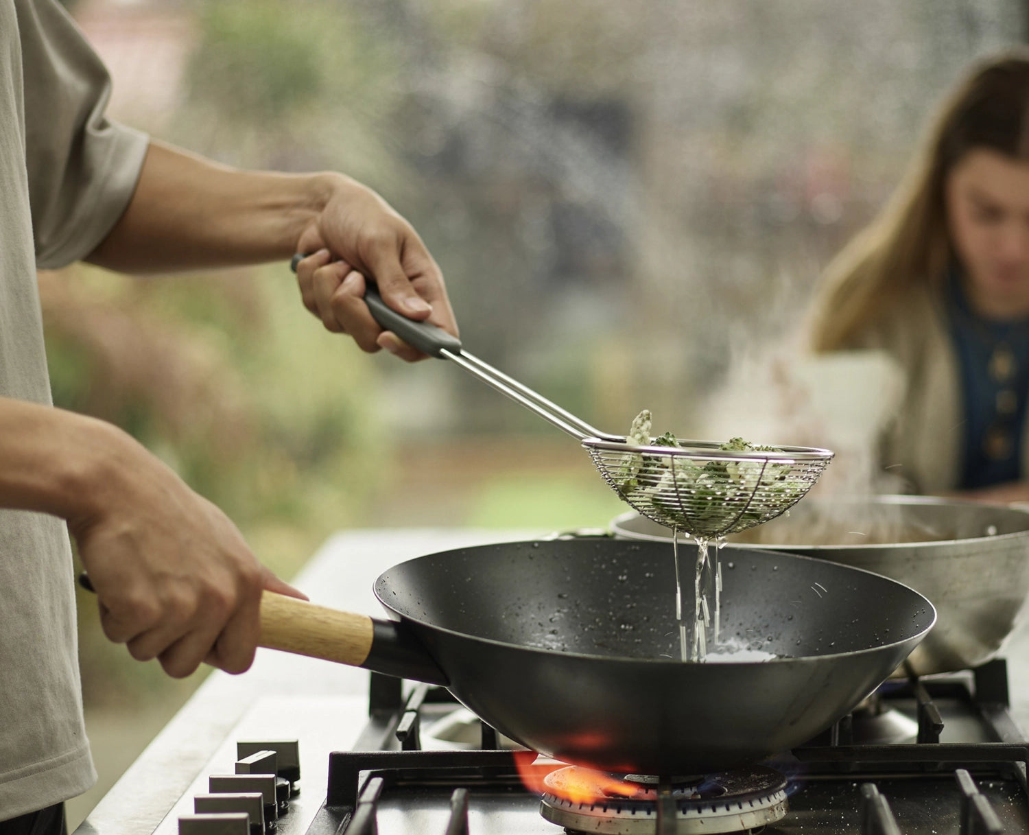 Praktisches 3er Set Woks von Joseph Joseph, ideal für verschiedene Kochtechniken, platzsparend und stilvoll im Design.