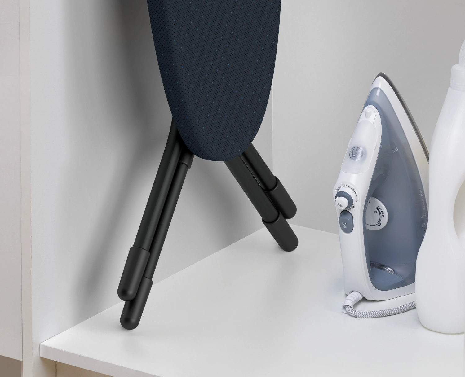 Glide Compact Plus Bügelbrett in Schwarz/Blau von Joseph Joseph, platzsparend und funktional, ideal für effizientes Bügeln im Haushalt.