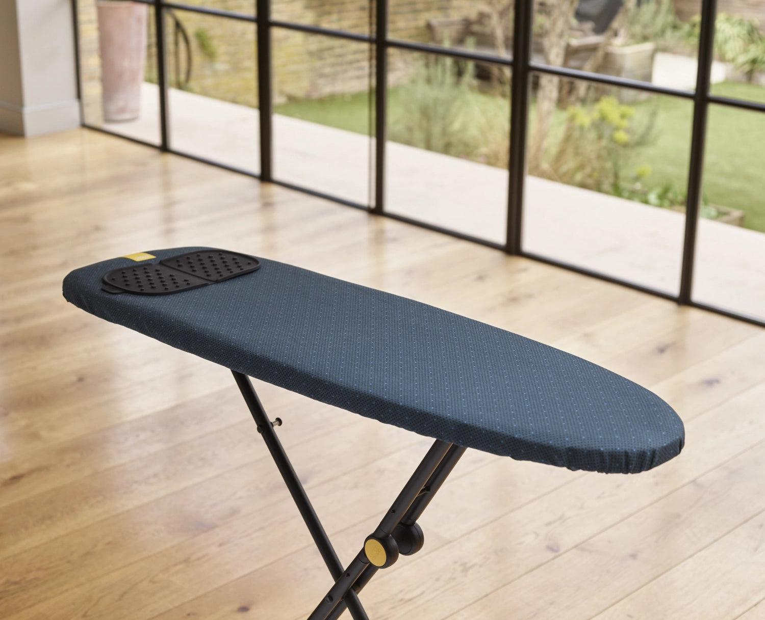 Praktisches Glide Compact Plus Bügelbrett in elegantem Schwarz und Blau, perfekt für platzsparendes und effektives Bügeln zu Hause.