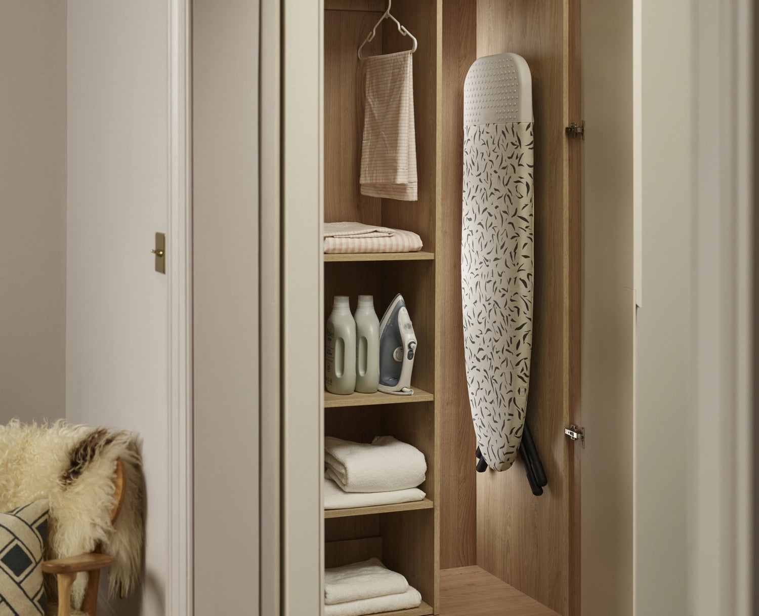 Praktisches und stilvolles Bügelbrett Glide Plus in Ecru von Joseph Joseph, perfekt für effizientes Bügeln und platzsparende Aufbewahrung.