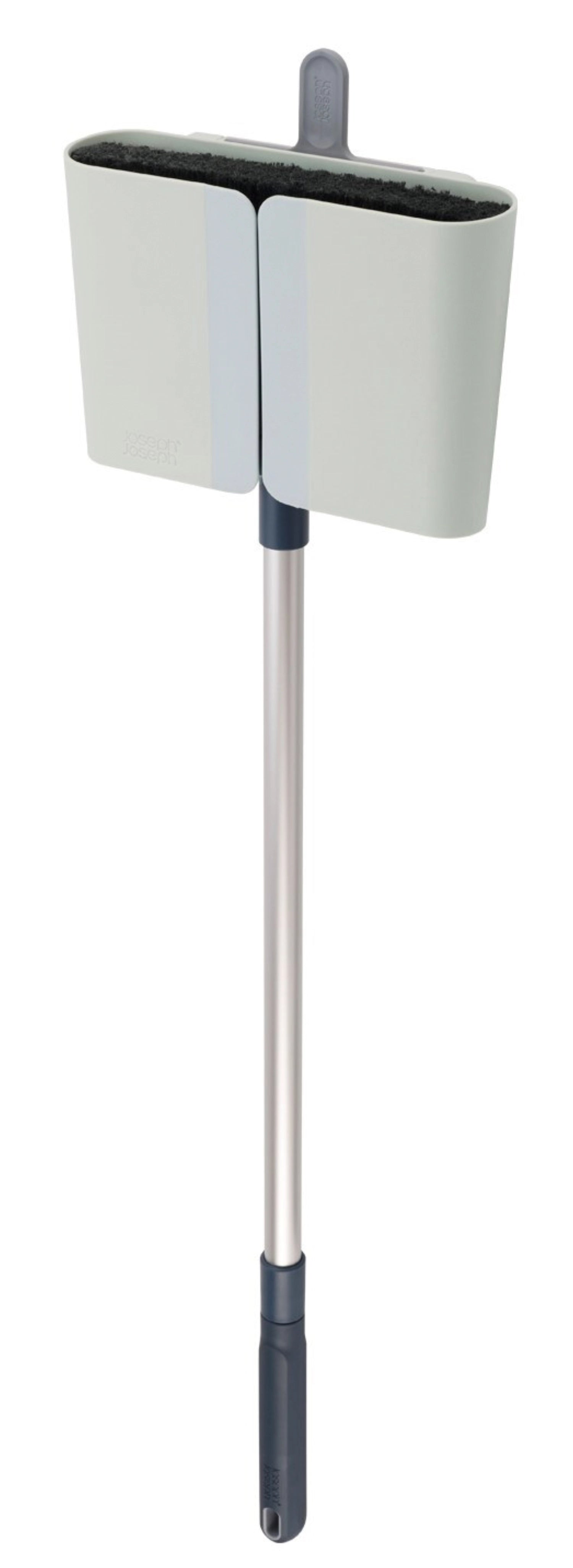 Eleganter CleanStore Besen in Blau mit langen Borsten von Joseph Joseph, ideal für gründliches Fegen und einfache Handhabung im Haushalt.