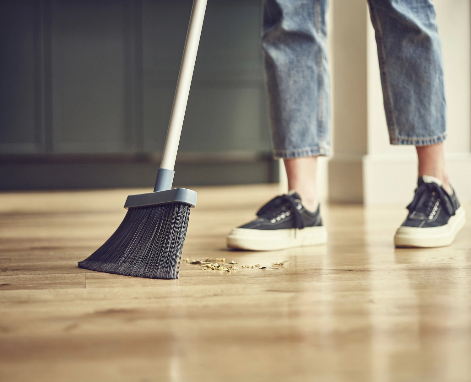 Praktischer CleanStore Besen in Blau mit langen Borsten von Joseph Joseph, perfekt für effizientes Fegen und müheloses Saubermachen.