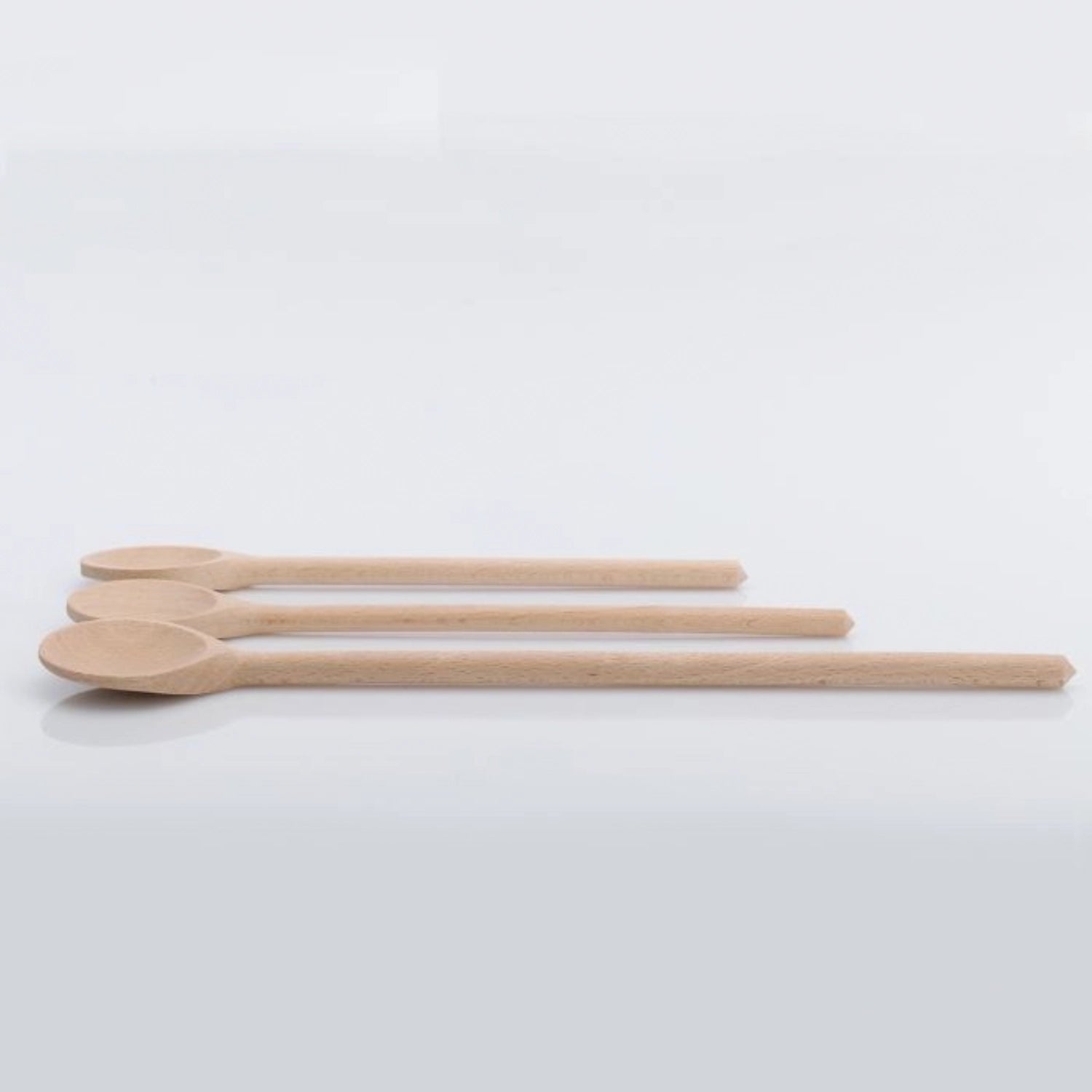 Drei hochwertige Rührlöffel aus natürlichem Holz in den Längen 25, 28 und 35 cm, perfekt für vielseitige Kochanwendungen und stilvolles Kochen.