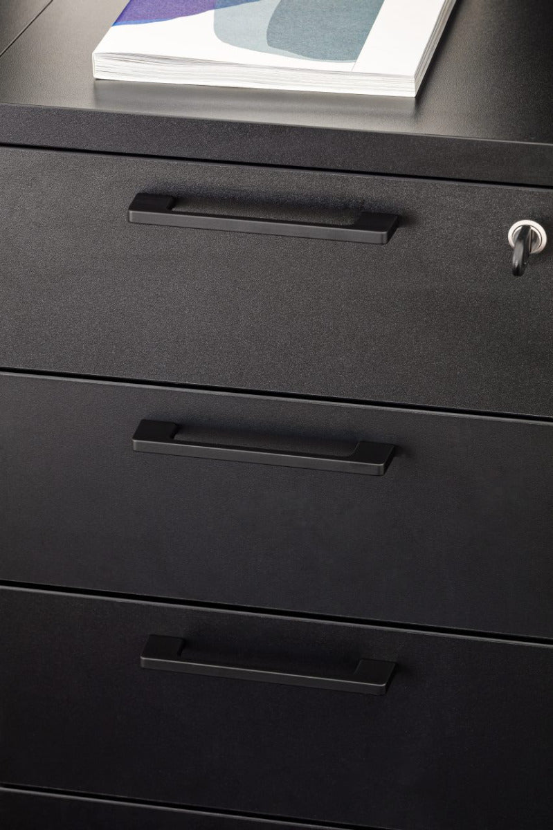 Basic KT1064 - Standcontainer in Schwarz präsentiert im Onlineshop von KAQTU Design AG. Korpus ist von Mdd