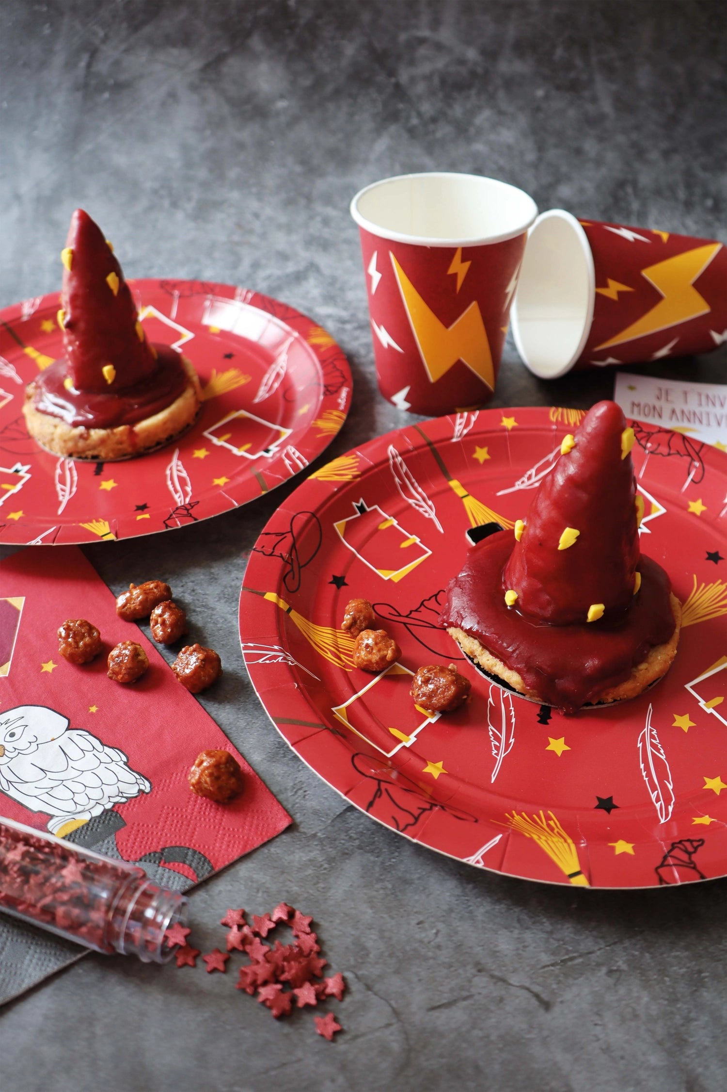 Farbenfrohes 8er Set Pappbecher mit magischen Motiven, perfekt für festliche Anlässe, 250ml von Scrap Cooking.