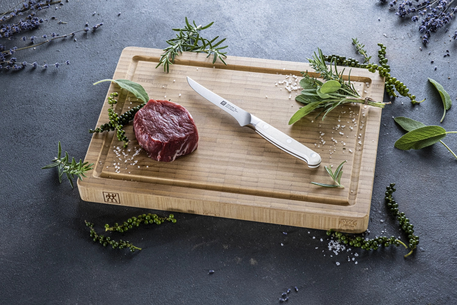 Hochwertiges 4-teiliges Steakmesserset Pro le blanc von Zwilling Kitchen, perfekt für feine Steaks, mit präzisen Klingen und stilvollem Griff.