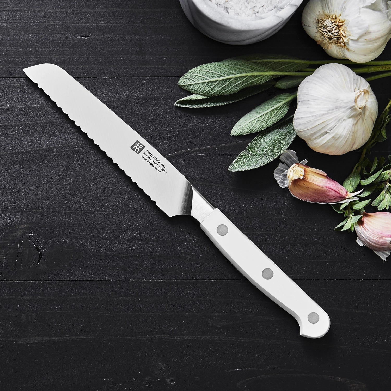 Pro le blanc Universalmesser 130mm von Zwilling Kitchen, vielseitig einsetzbar, mit scharfem Klingenprofil für präzises Schneiden in der Küche.