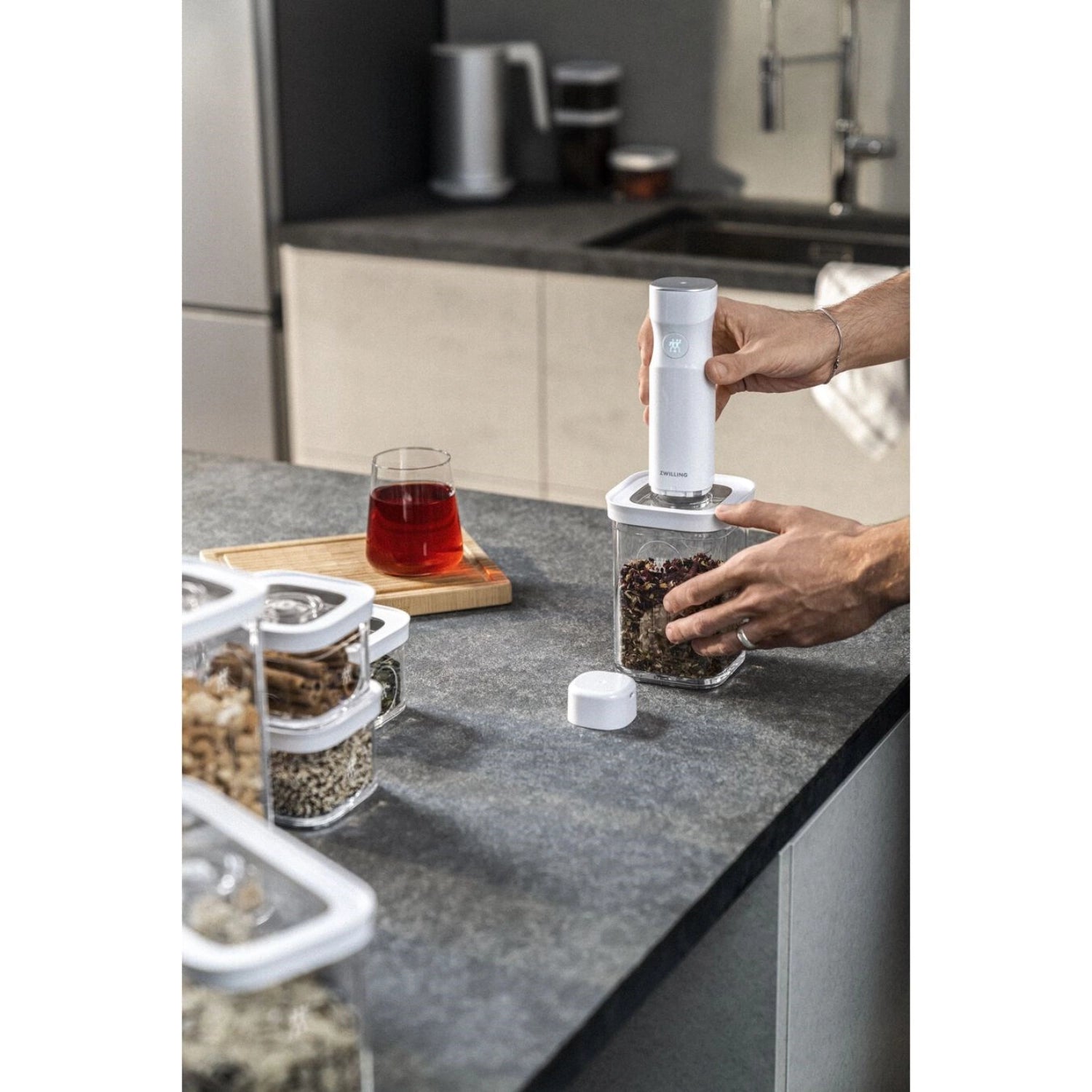 Transparente Vakuumbox Cube Box S von Zwilling, 7.6x10.7x10.7cm, 320ml, ideal für frische Lebensmittel und platzsparende Aufbewahrung.