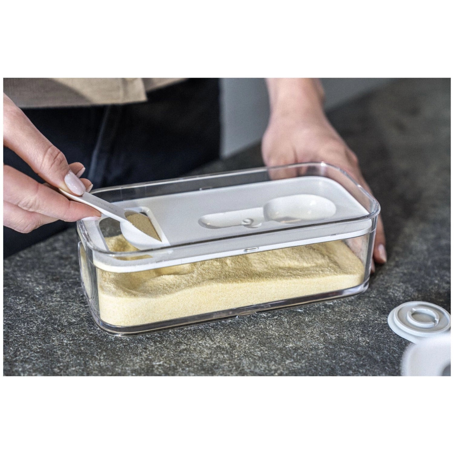 Praktisches 6-teiliges Vakuum-Set von Zwilling, perfekt für die Aufbewahrung und Frischhaltung von Lebensmitteln in modernen CUBE-Behältern.