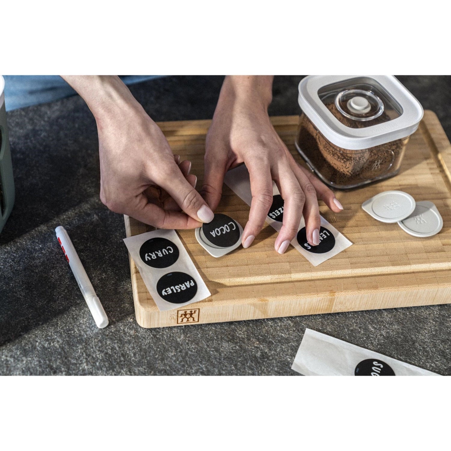 Praktisches 11-teiliges Set mit Cube NFC Etiketten und Kreidestift von Zwilling, perfekt zum Vakuumieren und individuellen Beschriften von Lebensmitteln.