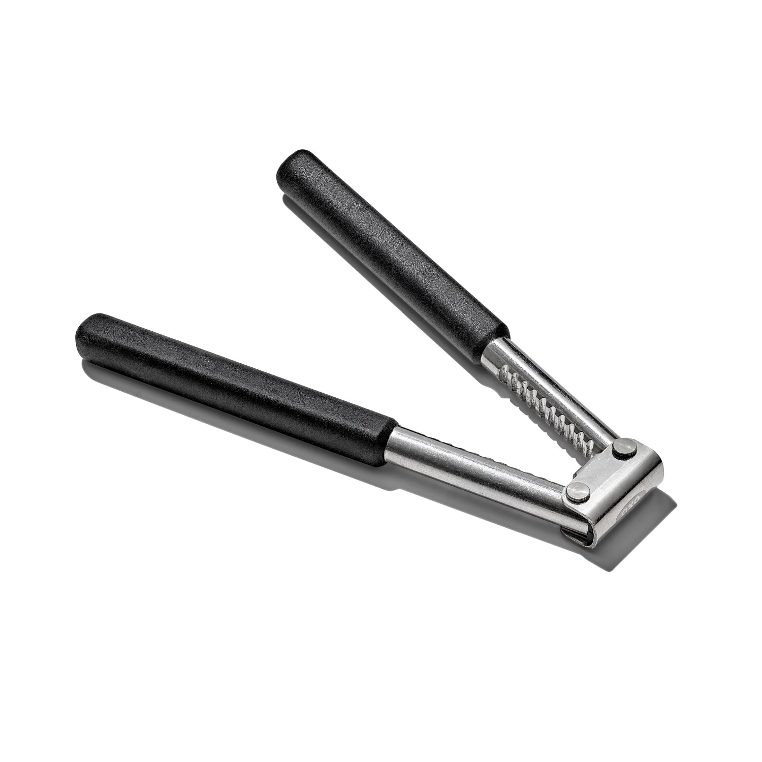 Vielseitiger Good Grips Nussknacker von OXO in elegantem Grau und Weiß, ideal zum Knacken von Nüssen und Meeresfrüchten, mit ergonomischem Design.