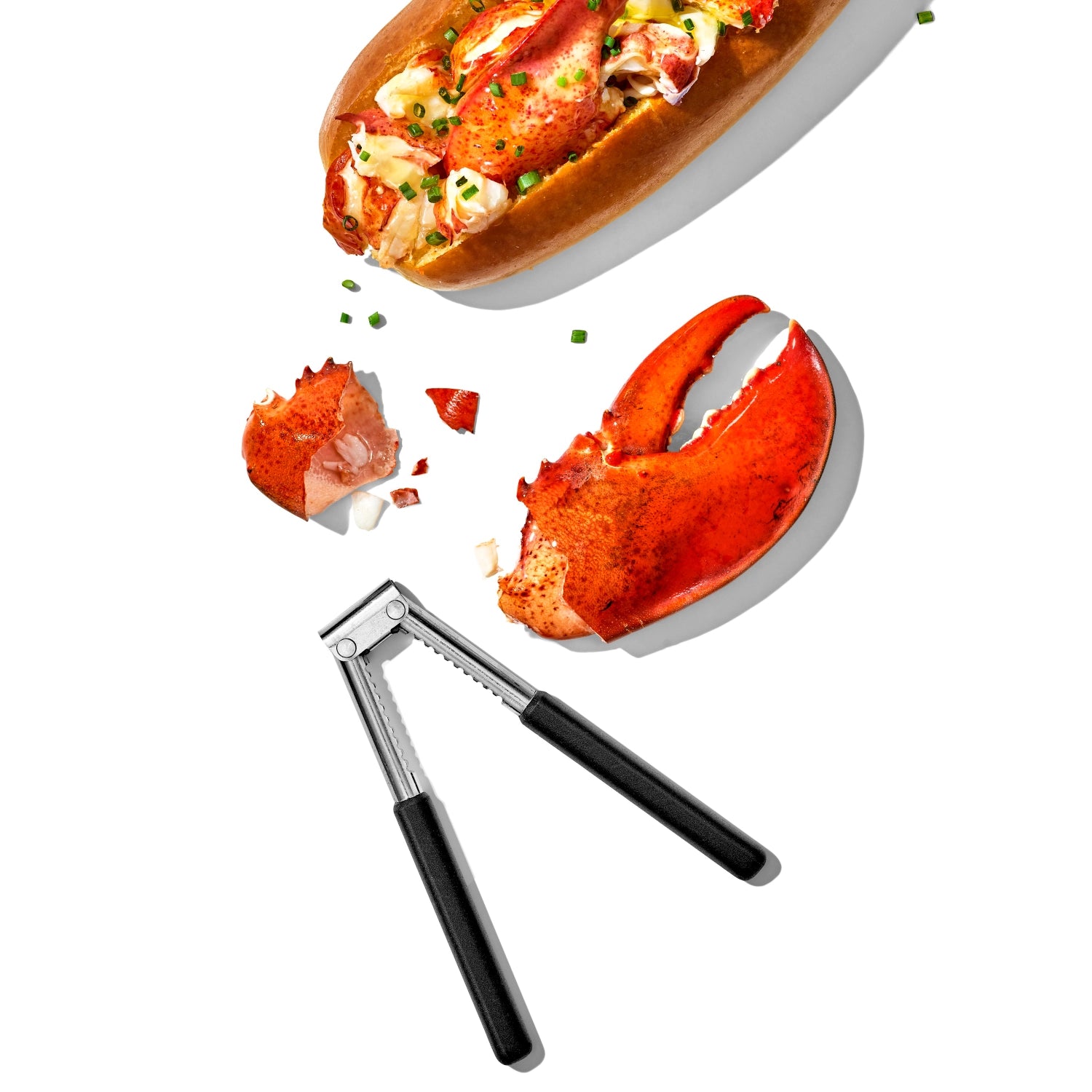 Grau-weißer Good Grips Nussknacker von OXO, ideal zum Öffnen von Nüssen und Meeresfrüchten, ergonomisches Design für einfachen Gebrauch.