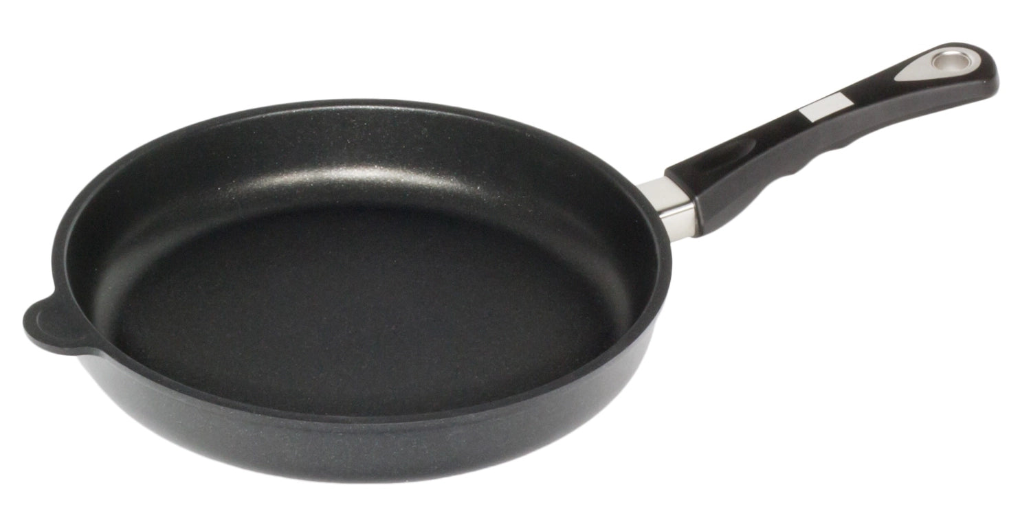 Bratpfanne Induktion D28cm, H5cm in Schwarz präsentiert im Onlineshop von KAQTU Design AG. Bratpfanne ist von AMT