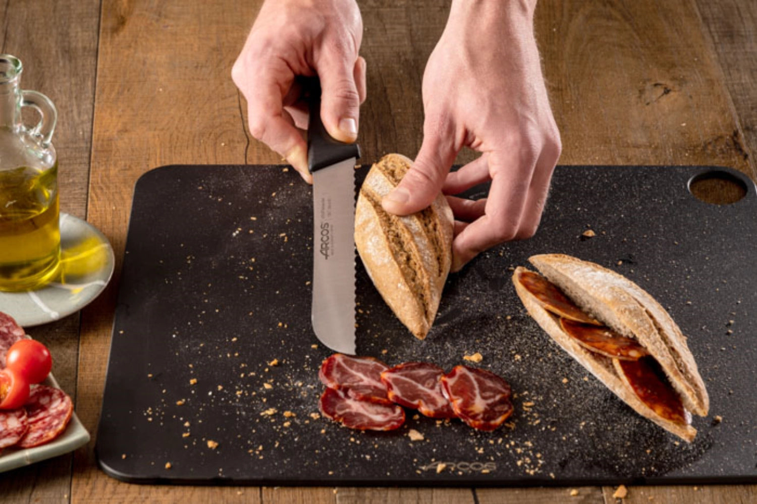 Hochwertiges Niza Brotmesser von Arcos mit 20 cm Klinge und ergonomischem Kunststoffgriff, perfekt für präzises Schneiden von Brot.