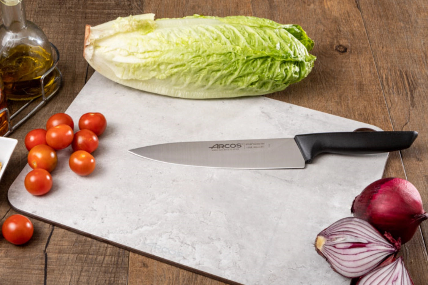 Niza Kochmesser von Arcos mit 20 cm Klinge und ergonomischem Kunststoffgriff, ideal für präzises Schneiden in der Küche.