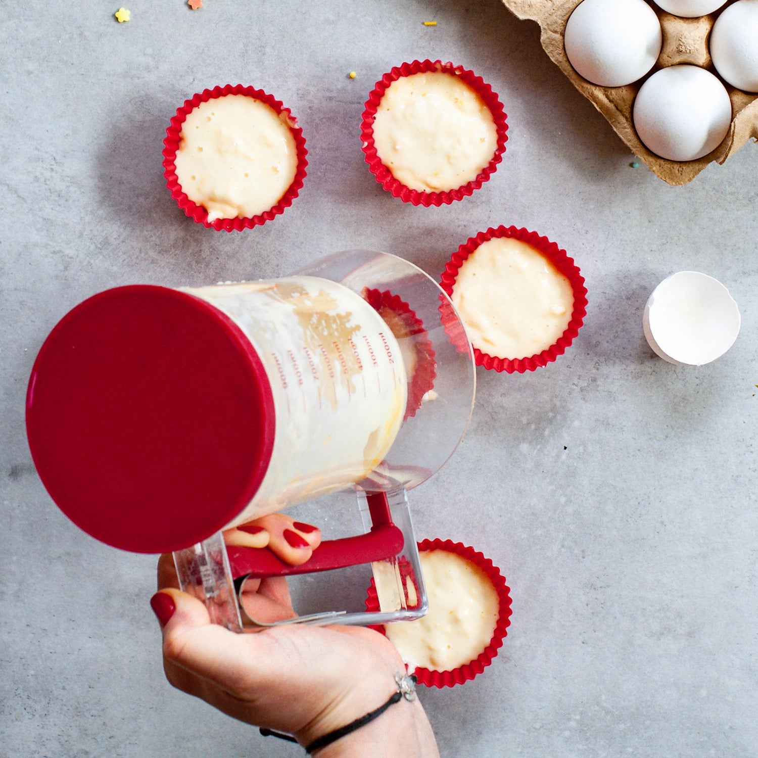 Set aus sechs roten Silikon-Muffinformen mit 7 cm Durchmesser von Westmark, perfekt für kreative Backprojekte und köstliche Muffins.