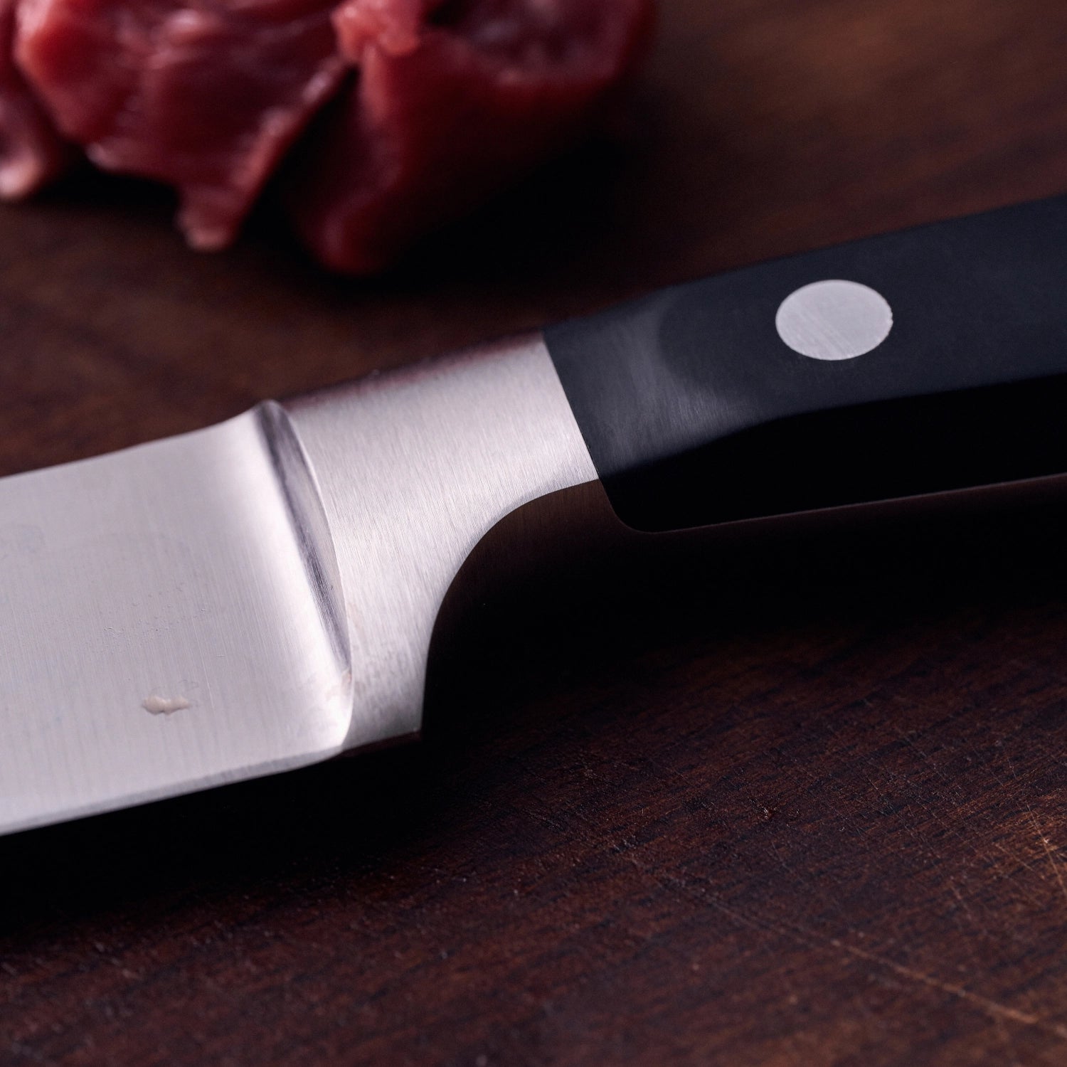 Professionelles "S" Fleischmesser von Zwilling Kitchen, 200 mm, ideal für präzises Schneiden von Fleisch mit ergonomischem Griff und scharfer Klinge.