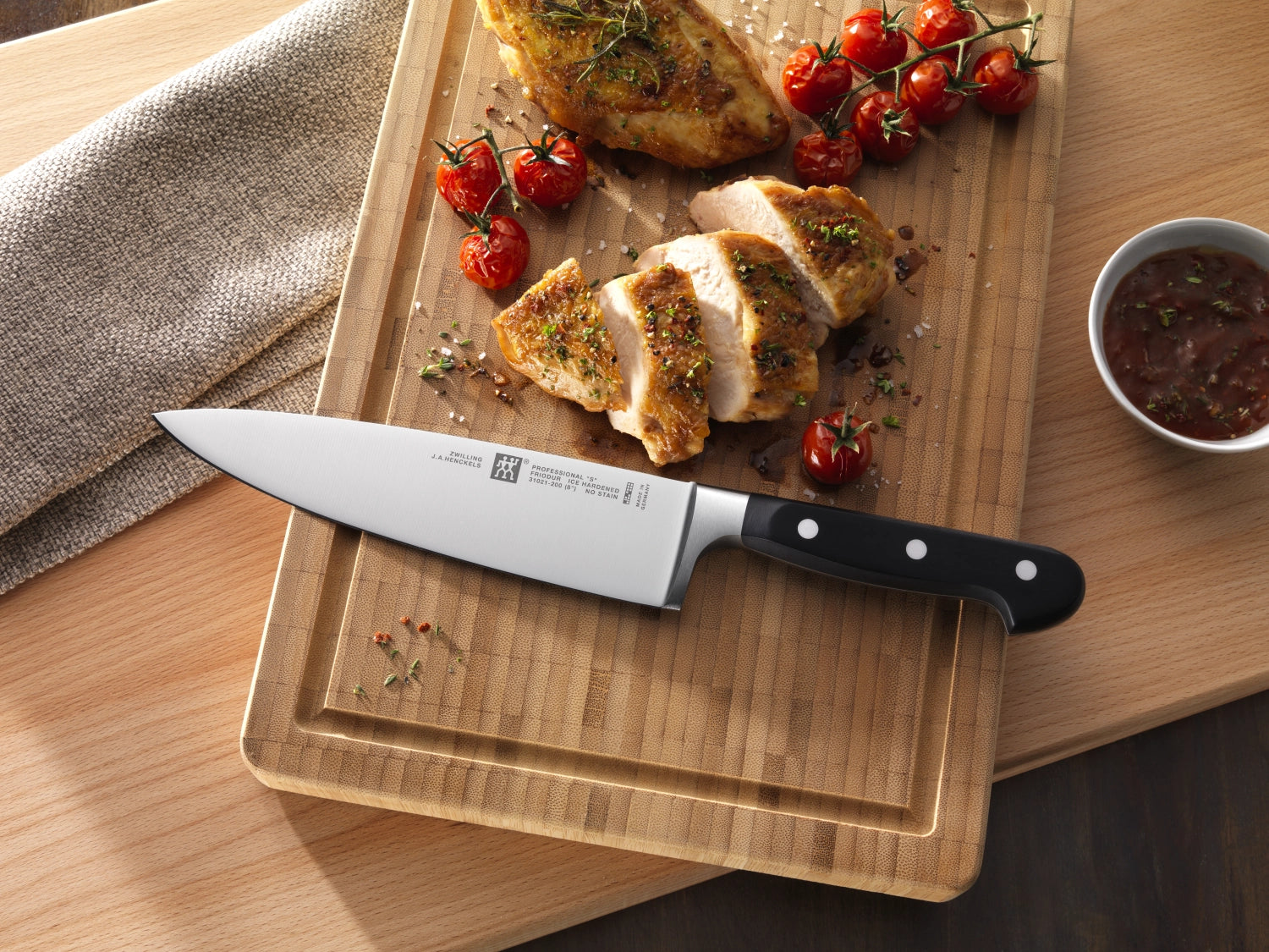 Elegantes Zwilling Professional "S" Kochmesser mit 200 mm Klinge, perfekt für präzise Schneidetechniken und vielseitige Küchenanwendungen.