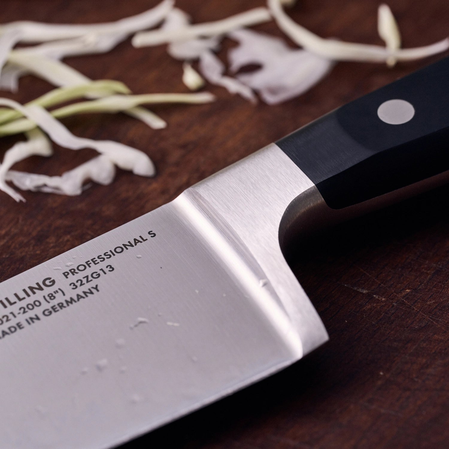 Hochwertiges Zwilling Professional "S" Kochmesser mit 200 mm Klinge, ideal für präzises Schneiden und vielseitige Kochtechniken.
