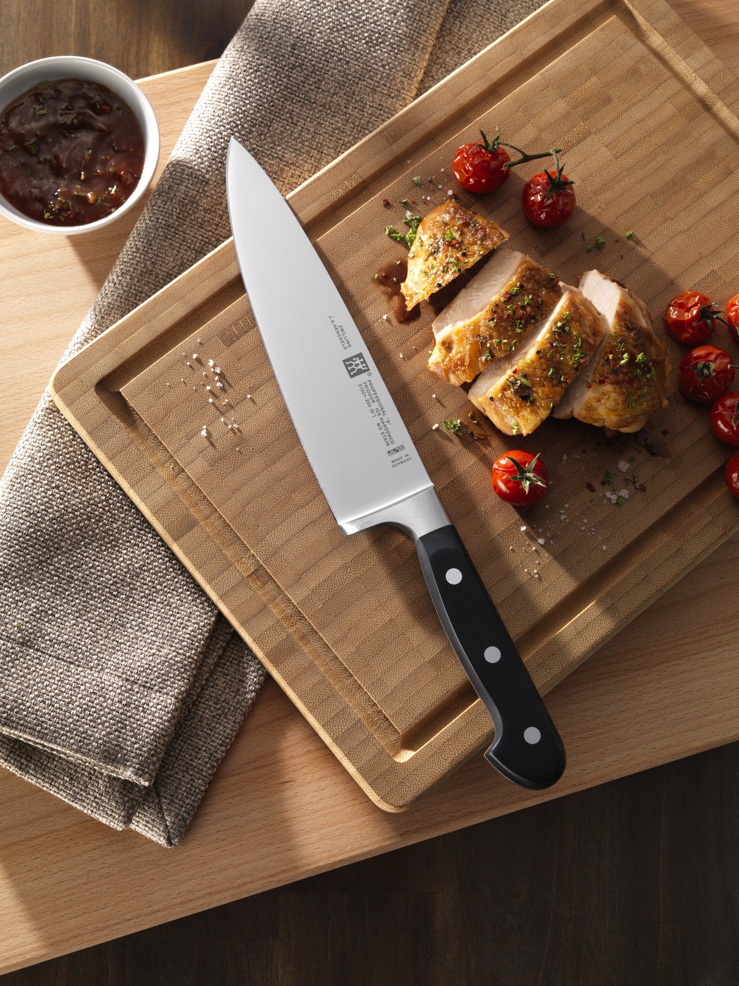 Elegantes Zwilling Professional "S" Kochmesser mit 200 mm Klinge, perfekt für präzise Schnitte und vielseitige Anwendungen in der Küche.