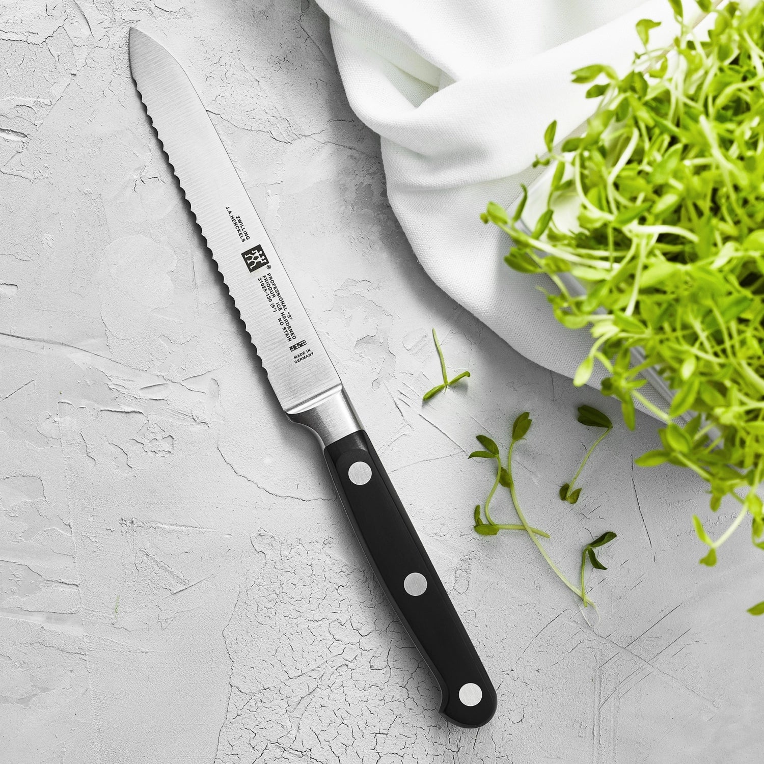 Hochwertiges Universalmesser von Zwilling Kitchen, 130 mm, mit ergonomischem Design für müheloses Schneiden und vielseitige Küchenanwendungen.