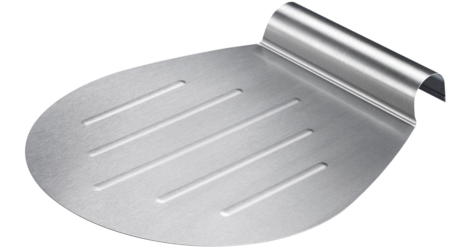Großes rotes Cut&Carve Plus Schneidebrett von Joseph Joseph, ideal zum Schneiden und Servieren von Lebensmitteln, mit praktischen Funktionen.
