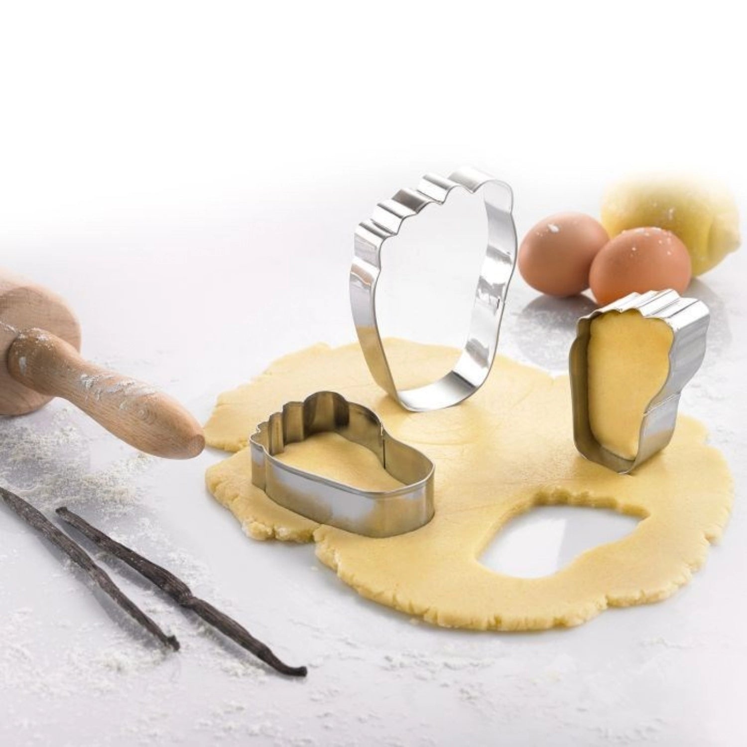 Drei Fuß-förmige Ausstechformen von Westmark, ideal für das Backen von Plätzchen und kreativen Dekorationen bei Festen und Feiern.