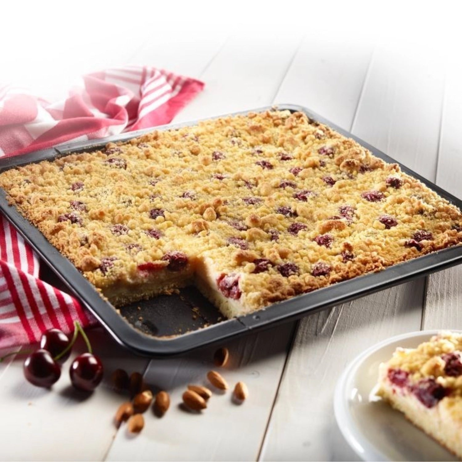 Hochwertige Backform von Westmark, 28.5x23x4 cm, perfekt für Kuchen und Aufläufe, mit Antihaftbeschichtung für müheloses Backen und Reinigen.
