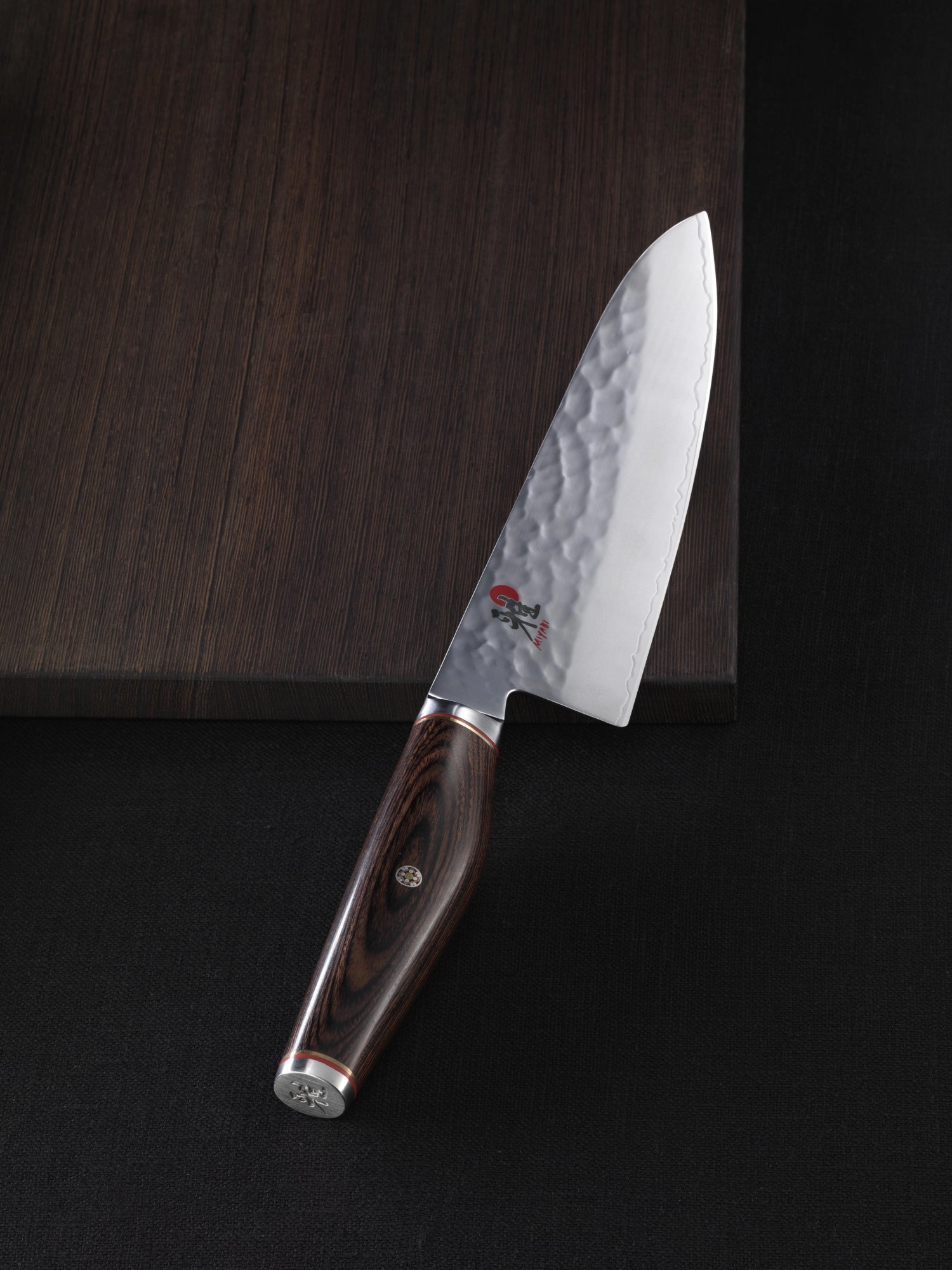 Elegantes MIYABI 6000MCT Gyutoh, 200mm – perfektes Damastmesser für präzise Schnitte und stilvolles Kochen.