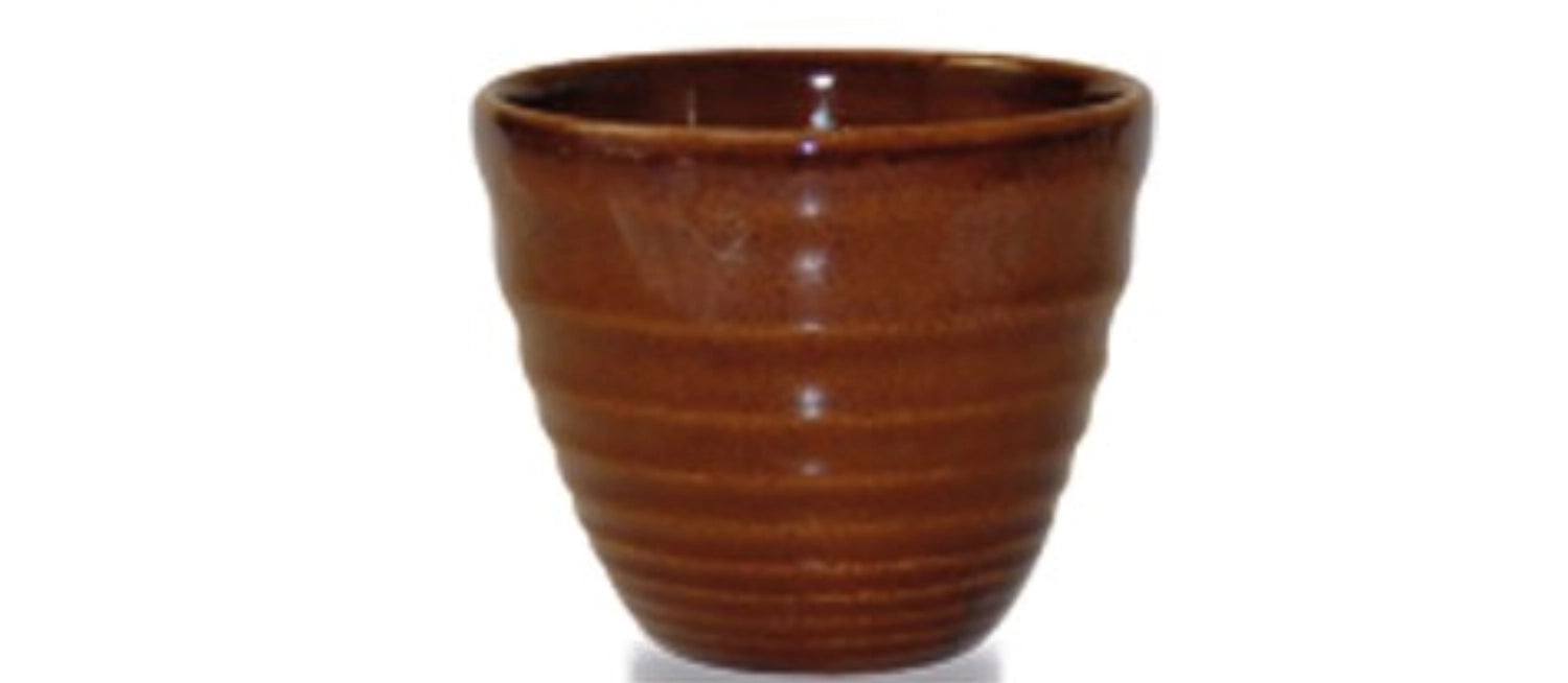 Entdecken Sie den geriffelten Cinnamon Brown Becher von Churchill, ideal für stilvolles Servieren von Getränken in einem modernen Design.